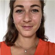 Etudiante en biotechnologie donne des cours de biologie pour collégiens et lycéens